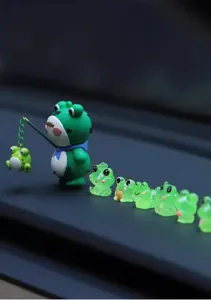 Luminous resin small frog car dashboard ornament set, cute mini animal figurine desktop decor.