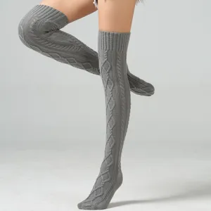 Grijze gebreide overknee stijgbeugel sokken warme winter beenwarmers voor gezellige huisvloer