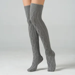Grijze kabelgebreide overknee stijgbeugel sokken gezellige warme winter beenwarmers.