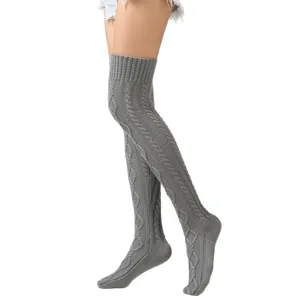 Grijze gebreide overknee sokken warme lange winter dij hoge kousen voor vrouwen.