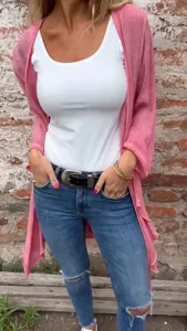 Cardigan long femme unicolore casual manches longues vue détaillée du tissu fluide élégant.