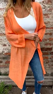 Vue détaillée d'un cardigan long uni et décontracté porté en extérieur, tissu très léger.