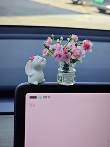 Adorable lapin blanc et mini vase de fleurs pour tableau de bord de voiture ensemble.