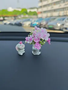 Lindo conejo figurita y florero rosa para decoracion interior de salpicadero de coche.