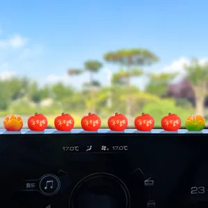 Simpatici ornamenti per cruscotto auto di frutta, statuette di mela e arancia con dolci benedizioni.