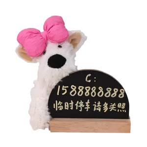 Lindo perro Westie de peluche tarjeta de estacionamiento con lazo rosa y pizarra.