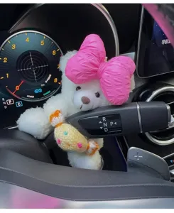 Linda decoración de engranaje de dirección de coche de oso de peluche con lazo rosa, adorno suave.