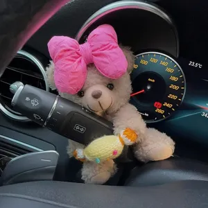 Lindo oso de peluche para decoración de coche con lazo rosa en la palanca del limpiaparabrisas.
