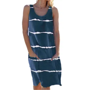Λεπτομερής όψη του αμάνικου tie-dye φορέματος με πρακτικές πλαϊνές τσέπες και στρογγυλή λαιμόκοψη.