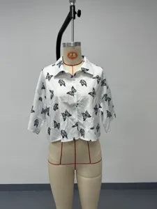 Vista detallada de la camisa corta con estampado de mariposas, estilo fresco y dulce.