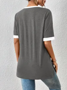 Vista dettagliata della maglietta lunga casual da donna con scollo a V e contrasto in grigio.