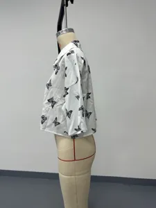 Camisa corta blanca de manga corta con estampado de mariposas negras para mujer verano.