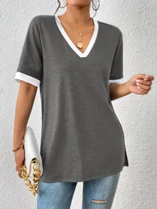 Vista dettagliata della t-shirt a maniche corte con scollo a V a contrasto, vestibilità.