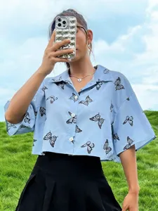 Vista detallada de la camisa de manga corta azul claro con encantadores estampados de mariposas.