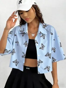 Primer plano de la camisa azul claro de manga corta con estampado de mariposas chic.