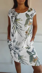 Locker sitzendes Damen Leinen Kleid mit Pflanzenmuster kurzarm Taschen Detailansicht.