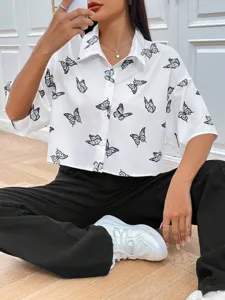 Vista detallada de la camisa corta de manga corta con estampado de mariposas y cuello.