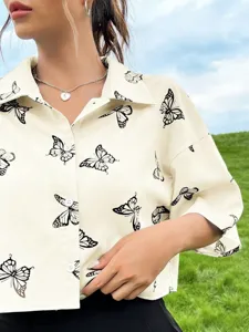 Vista de detalle camisa de verano mujer manga corta con solapa y estampado de mariposas.