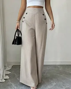 Gros plan sur les details du pantalon large a rayures verticales et taille haute estivale.