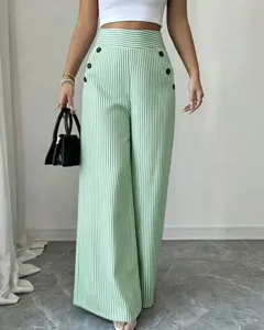 Gros plan du pantalon large à rayures verticales vertes avec des finitions à double boutonnage.