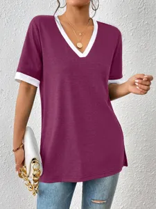 Dettaglio t-shirt lunga ampia con collo a V bicolore, top estivo casual e confortevole