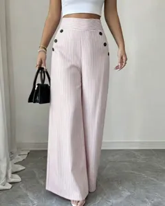 Vue détaillée du pantalon femme taille haute rayé à jambes larges avec double boutonnage.