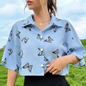 Blusa corta de manga corta con estampado de mariposas, cuello solapa y botones para mujer.