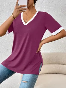 Dettaglio t-shirt casual con scollo a V e maniche corte a contrasto, vestibilità comoda e morbida.