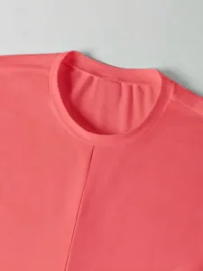Κοραλλί κοντομάνικο crop top με κλασική στρογγυλή λαιμόκοψη και κάθετη μπροστινή ραφή.