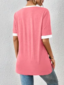 Vista dettagliata della t-shirt donna casual rosa con bordo bianco a contrasto e spacchi.