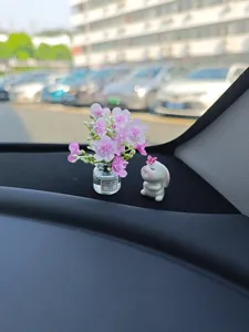 Primer plano detalle del lindo conejito y florero rosa adorno en el salpicadero del coche.