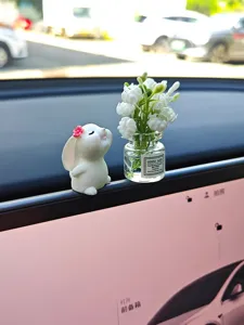 Mignon lapin et mini vase pour tableau de bord de voiture, jolie décoration auto.