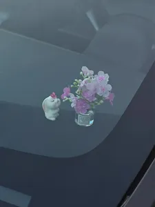 Figurita de conejo linda y florero decoración de salpicadero de coche detalle acogedor.