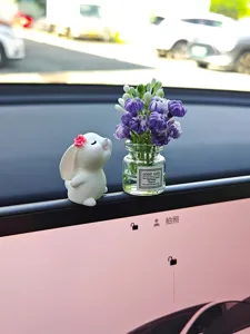 Mignon lapin et vase de fleurs violettes ornements de voiture pour tableau de bord.