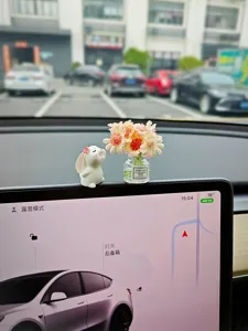 Mignon lapin ornement de tableau de bord de voiture avec mini vase à fleurs, décoration intérieure.