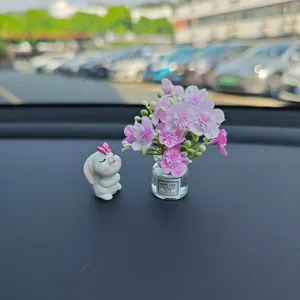 Bonita figura de conejo y florero de cristal con flores rosas adorno de tablero de auto