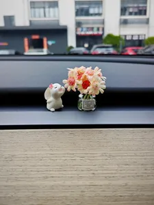 Adorable lapin en resine et mini vase de fleurs pour decoration tableau de bord detail.