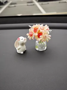 Jolie figurine de lapin pour tableau de bord de voiture et mini vase de fleurs déco.