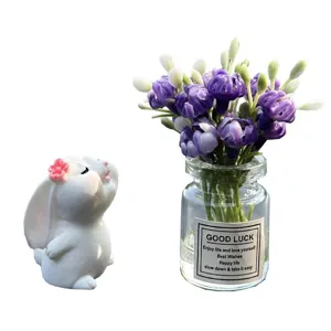 Lindo adorno de conejito con juego de florero de vidrio de flores moradas, decoración.