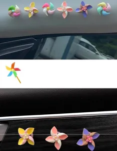 Vue détaillée du spinner de décoration intérieure de voiture moulinet coloré pour tableau de bord.