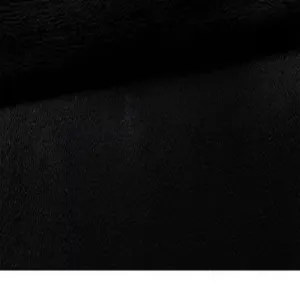 Vue rapprochée des détails de texture en tissu peluche noir, matériau doux et confortable.