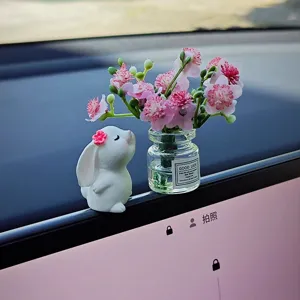 Joli lapin mignon pour tableau de bord de voiture avec mini vase en verre et fleurs artificielles
