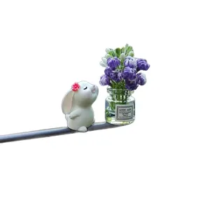 Adorable figurine de lapin en résine avec mini vase en verre et ensemble de fleurs pour auto.