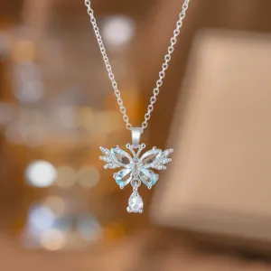 Detaillierte Ansicht einer eleganten silbernen Schmetterlingskette mit blauen Zirkoniasteinen