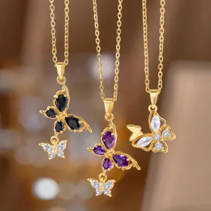 Detailansicht von goldenen Schmetterlingsketten mit lila, schwarzen und weißen Steinen