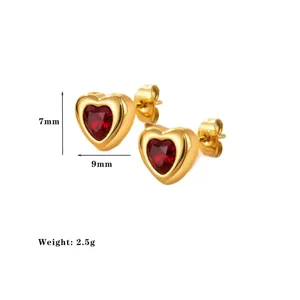 Detailansicht goldener Herzohrringe mit rotem Zirkonia und Maßangaben 7mm x 9mm.