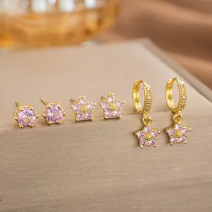 Exquisites Makro-Detail von rosa Blumen-Zirkon-Ohrringen mit Steckern und Creolen