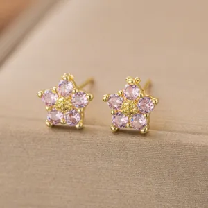 Detailansicht eleganter rosa Blumen-Zirkon-Ohrstecker mit einer luxuriösen Goldfassung.