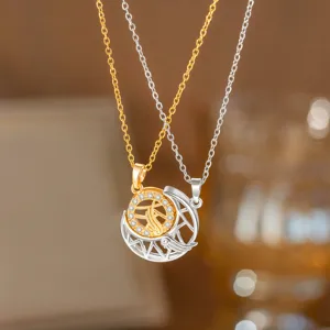 Detailansicht der ineinandergreifenden Gold-Sonne und Silber-Mond Anhänger mit Diamanten
