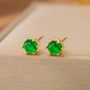 Detailansicht der eleganten grünen Zirkonia-Ohrstecker mit goldener Sechskantfassung.